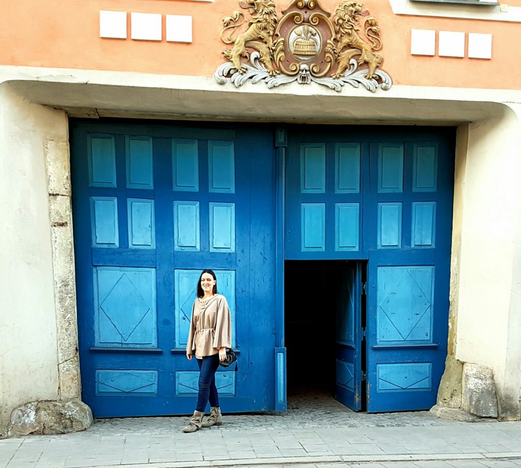 Selbstgenäht: Cashmere camel Cape mit Jeans und schwarzer Ledertasche