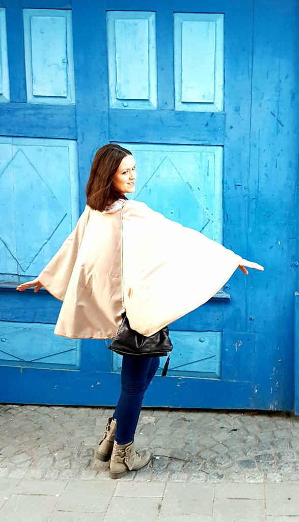 Selbstgenäht: Cashmere camel Cape mit Jeans und schwarzer Ledertasche