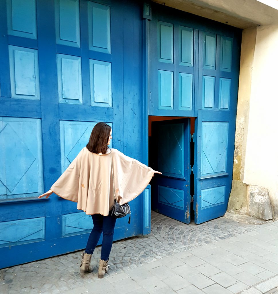 Selbstgenäht: Cashmere camel Cape mit Jeans und schwarzer Ledertasche