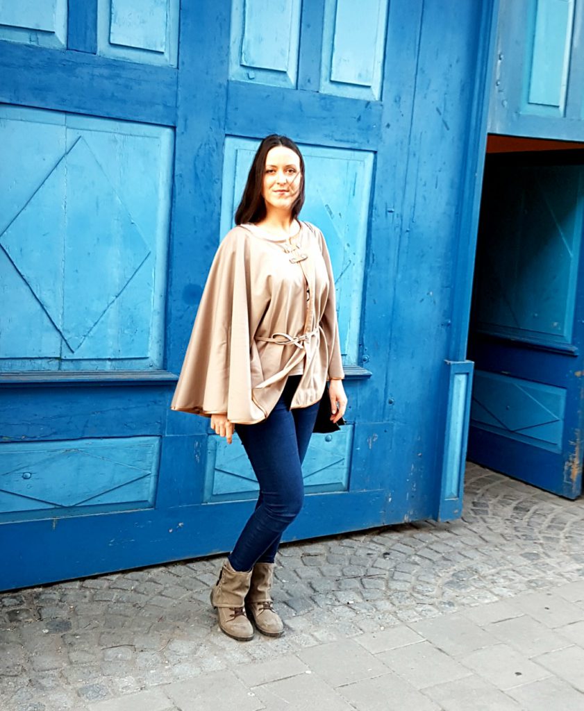 Selbstgenäht: Cashmere camel Cape mit Jeans und schwarzer Ledertasche