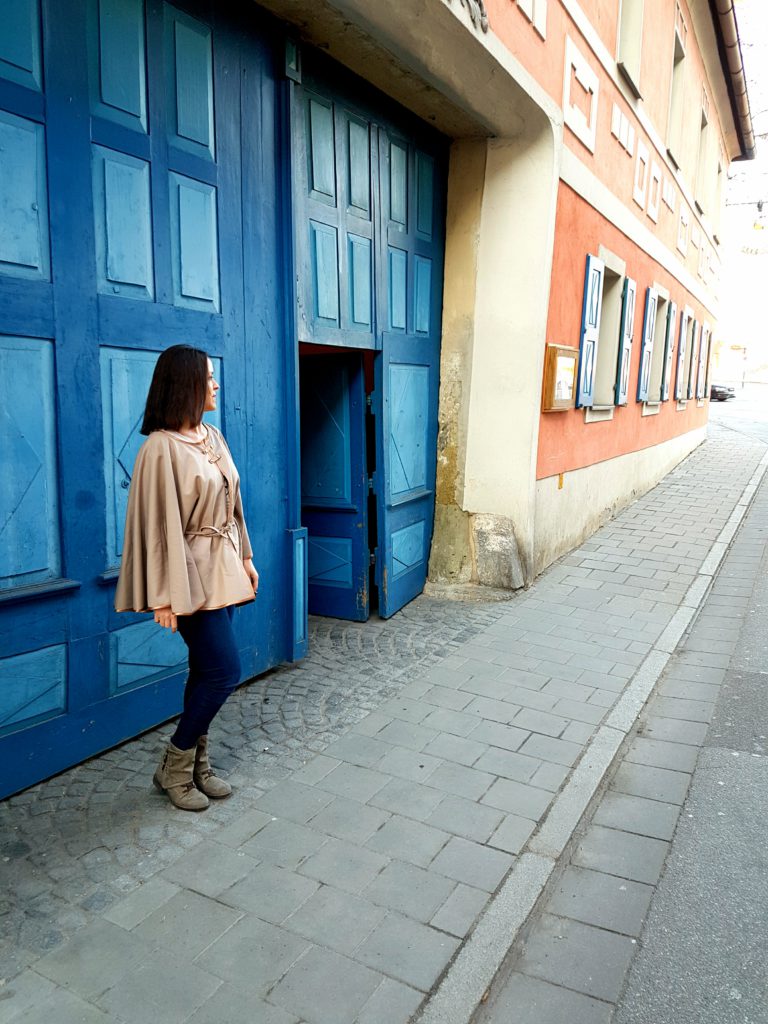 VerschiedenArt: selbstgenähtes Cashmere Cape mit blue Jeans gestylt 