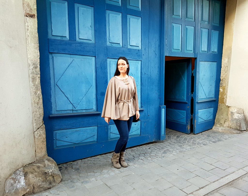 Selbstgenäht: Cashmere camel Cape mit Jeans und schwarzer Ledertasche